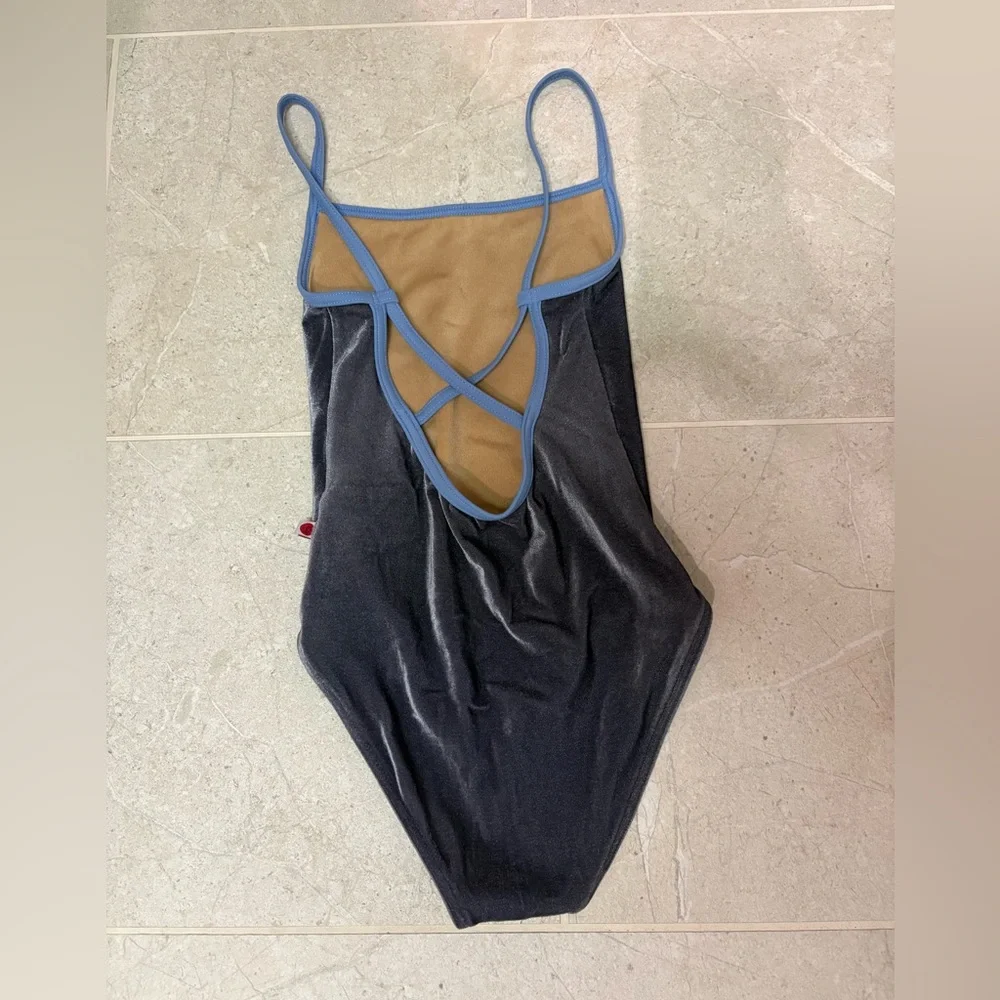 Yumiko Daniela Leotard - Picture 2 of 8